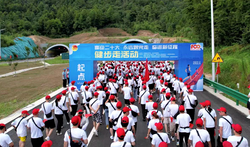 池州市團(tuán)委“喜迎二十大、奮進(jìn)新征程、永遠(yuǎn)跟黨走”健步走活動在公司G318項(xiàng)目舉行6