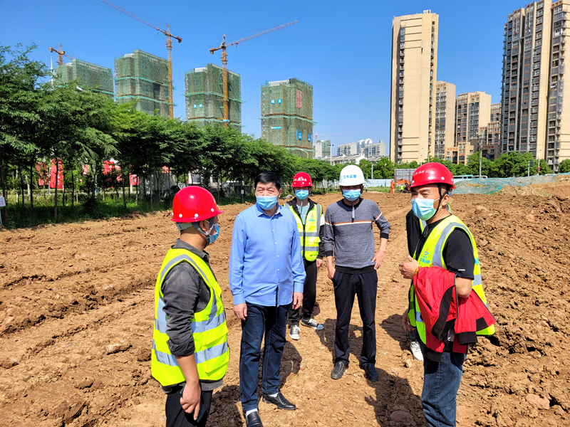 六安市重點工程建設(shè)管理處黨組書記、主任陳斌到長安路南延項目調(diào)研復(fù)工復(fù)產(chǎn)工作